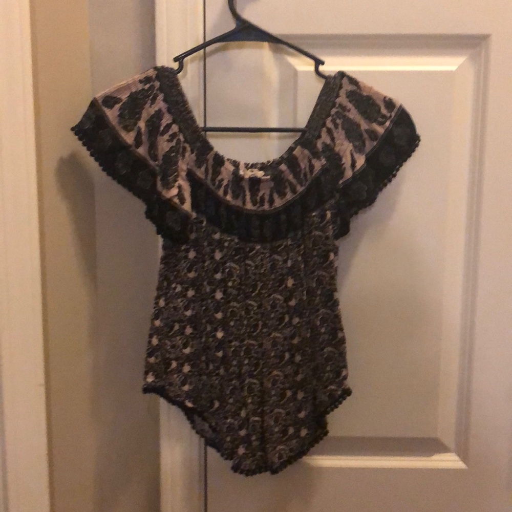 Blouse (tan and black).